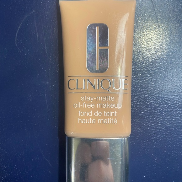 Clinique Stay Matte Foundation - Picture 2 of 4